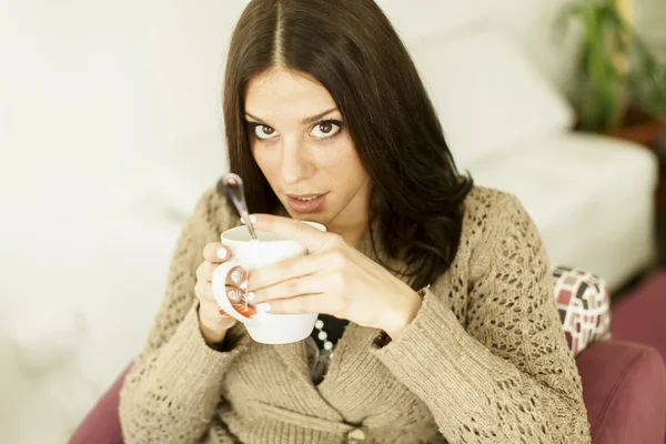 Junge Frau trinkt Tee — Stockfoto