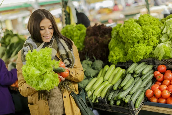 Ung kvinna på marknaden — Stockfoto