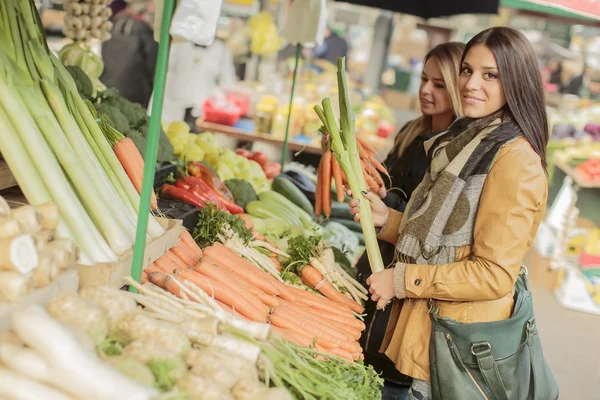 Unga kvinnor på marknaden — Stockfoto