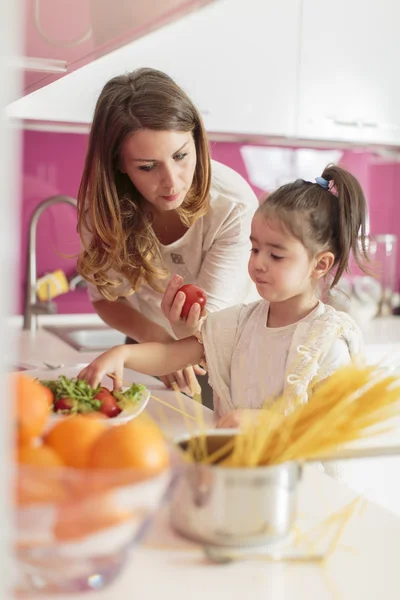 Mãe e filha na cozinha — Fotografia de Stock