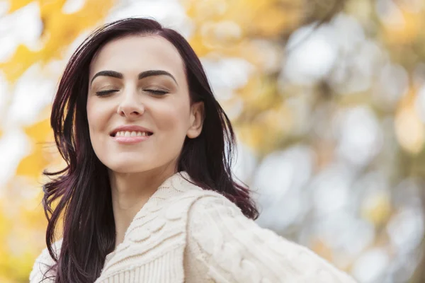 Mujer joven en el bosque de otoño — Foto de Stock