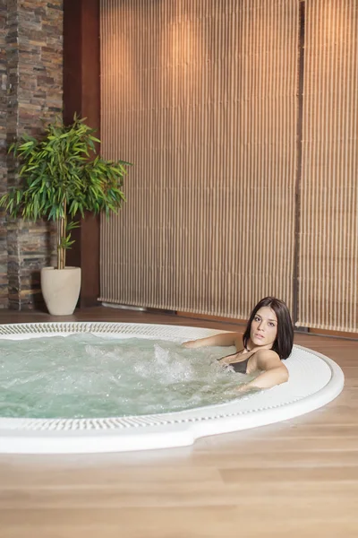 Mujer joven relajándose en la bañera de hidromasaje —  Fotos de Stock