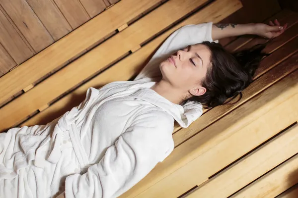 Jovem mulher na sauna — Fotografia de Stock