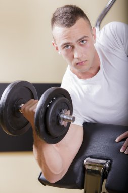 Spor salonundaki genç adam.