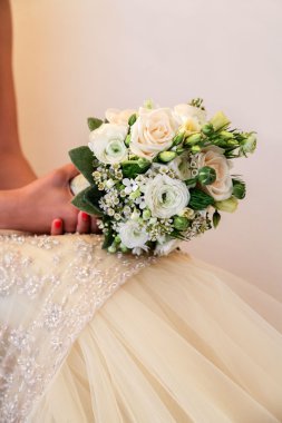 Gelin çiçek buketi ile