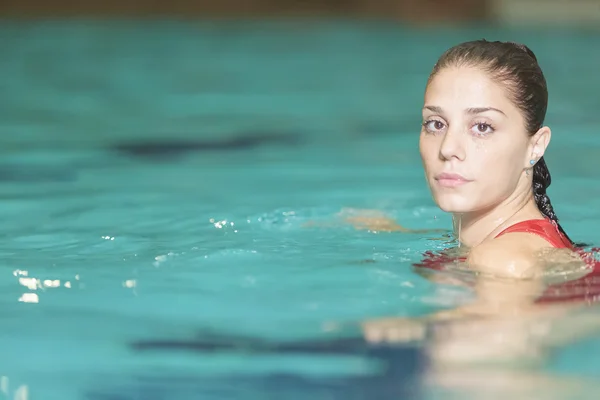 在游泳池里的年轻女人 — 图库照片