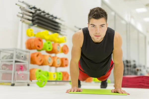 Spor salonundaki genç adam. — Stok fotoğraf