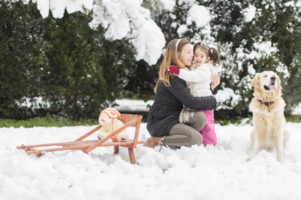 Famiglia con un cane in inverno — Foto Stock