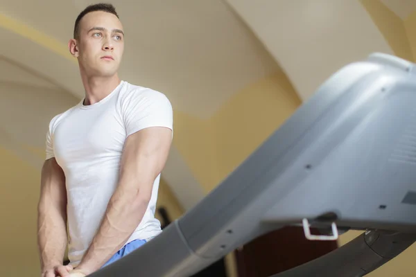 Joven en el gimnasio — Foto de Stock