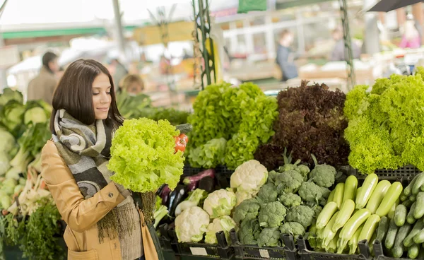 Jonge vrouw op de markt — Stockfoto