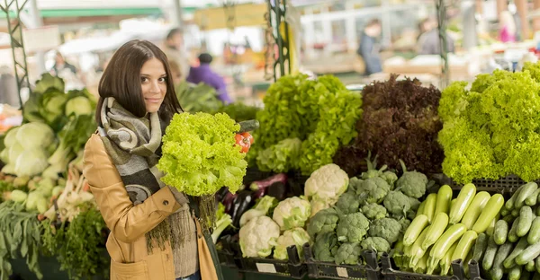 Giovane donna al mercato — Foto Stock