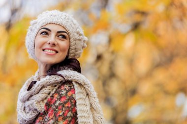 sonbahar orman adlı genç bir kadın