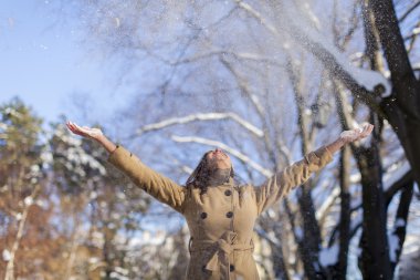 Kış adlı genç bir kadın