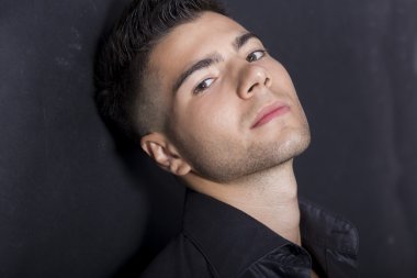 Genç adam.
