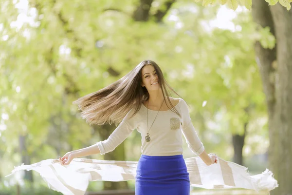 Mujer joven en el parque de otoño — Foto de Stock