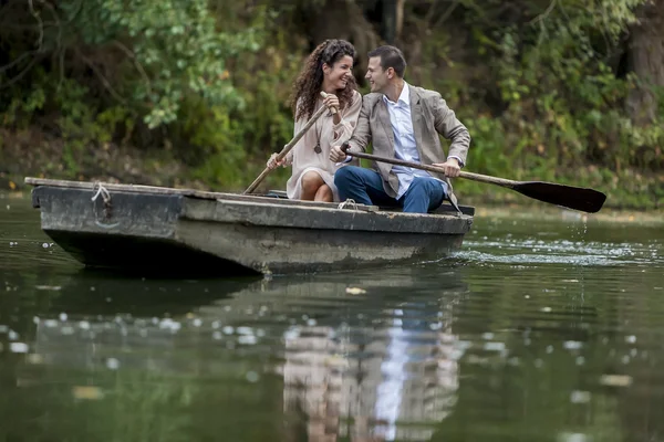 Verliefde paar in de boot — Stockfoto