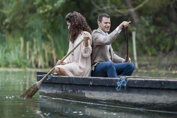 Couple aimant dans le bateau — Photo