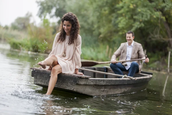 Couple aimant dans le bateau — Photo