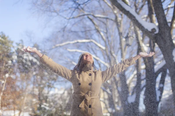 Jovem mulher no inverno — Fotografia de Stock