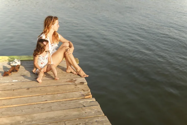 Mor och dotter på piren — Stockfoto