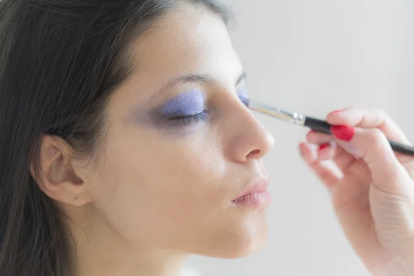 Vista cercana a la cara de la mujer que tiene un maquillaje — Foto de Stock