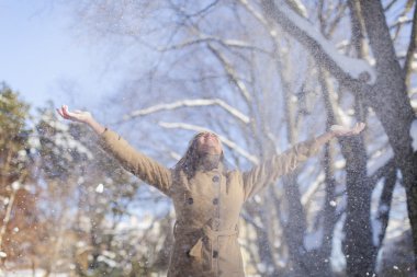 Kış adlı genç bir kadın