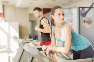 Spor salonunda çalışan genç bir kadın.