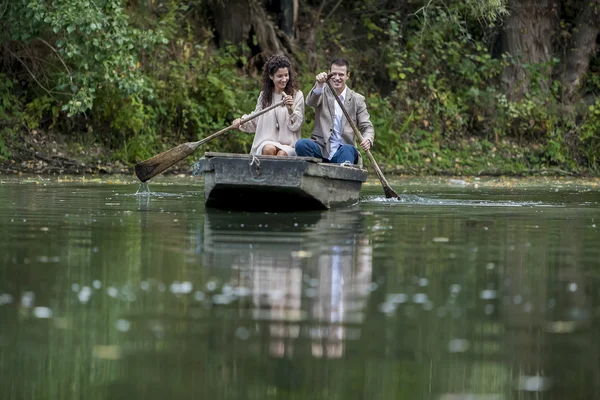 Pareja amorosa en el barco —  Fotos de Stock