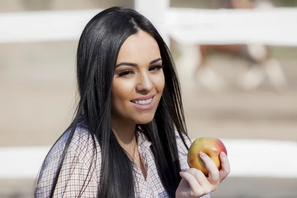 Mujer joven con una manzana — Foto de Stock