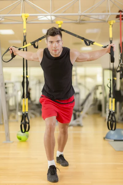 Giovane formazione in palestra — Foto Stock