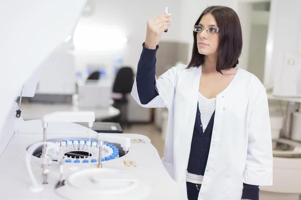 Ung kvinna i det medicinska laboratoriet — Stockfoto