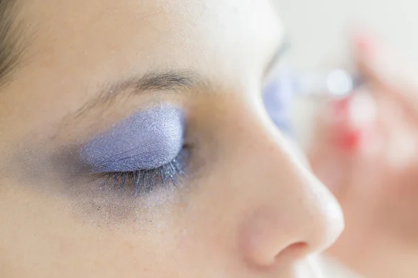 Stäng vy på ansiktet av kvinnan att ha en makeup — Stockfoto