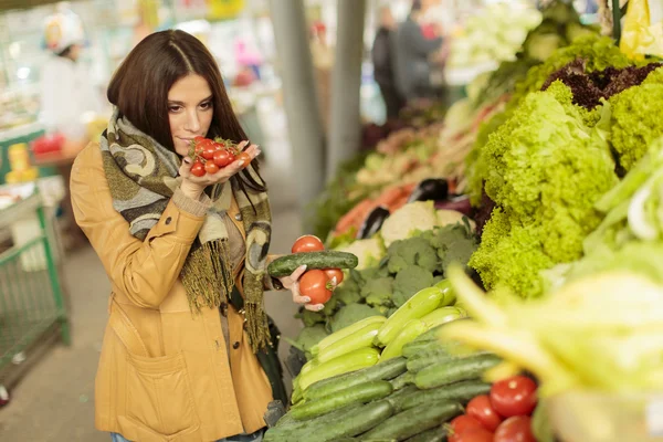 Jonge vrouw op de markt — Stockfoto