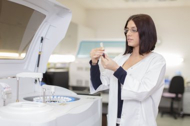 genç kadın tıbbi laboratuvar