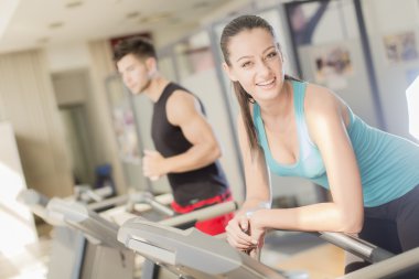 Spor salonunda çalışan genç bir kadın.