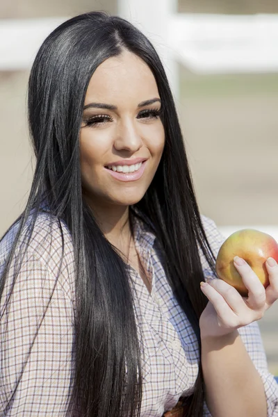 Νεαρή γυναίκα με ένα μήλο — Φωτογραφία Αρχείου