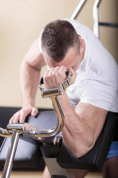 Jeune homme s'entraînant dans la salle de gym — Photo