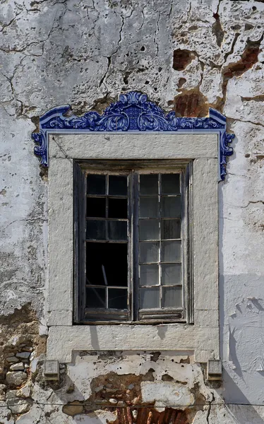 Altes fenster aus Lissabon, portugal — Stockfoto