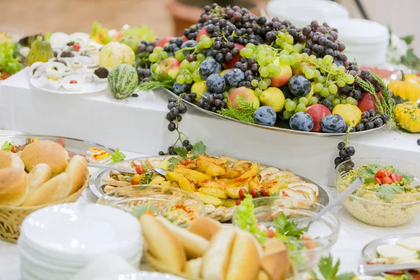 Essen auf dem Tisch — Stockfoto