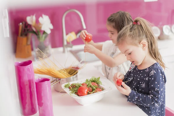 Petite fille dans la cuisine — Photo