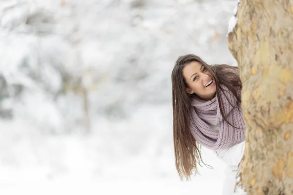 Jeune femme en hiver — Photo