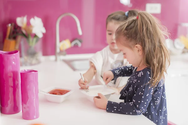 Kleine meisjes in de keuken — Stockfoto