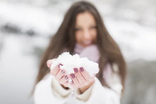 Jonge vrouw op winter — Stockfoto