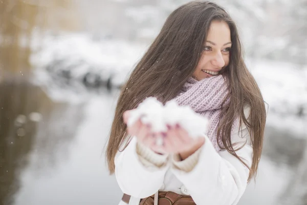 Kış adlı genç bir kadın — Stok fotoğraf