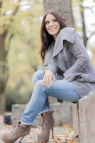 Junge Frau im Herbstpark — Stockfoto