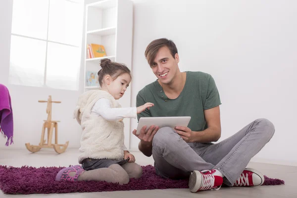 Apa és lánya egy tabletta — Stock Fotó