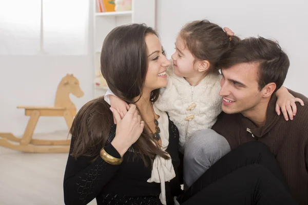 Família feliz no quarto — Fotografia de Stock