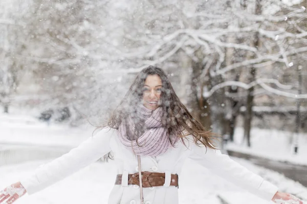 Jeune femme en hiver — Photo