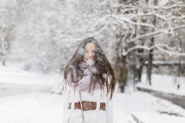 겨울에 젊은 여자 — 스톡 사진