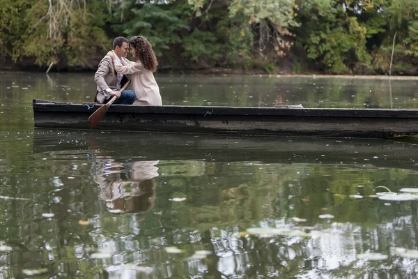 Pareja amorosa en el barco —  Fotos de Stock